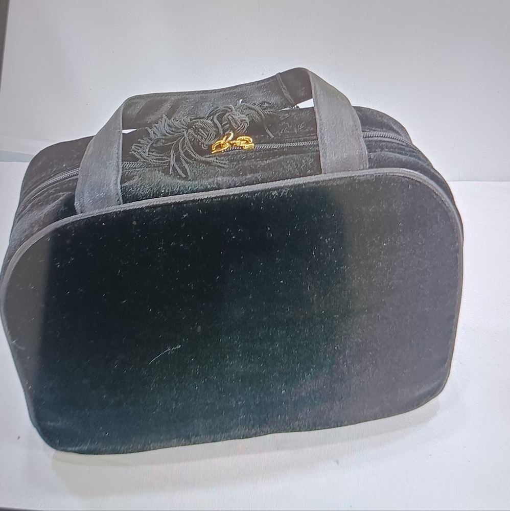New Bueno collection black velvet bath travel case